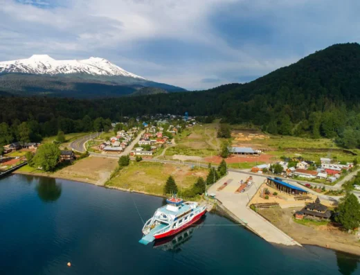 barcaza lago puerto pirehueico panguipulli